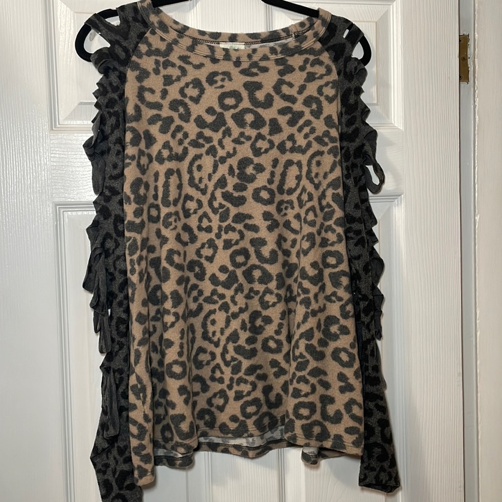 Long sleep slit boutique top